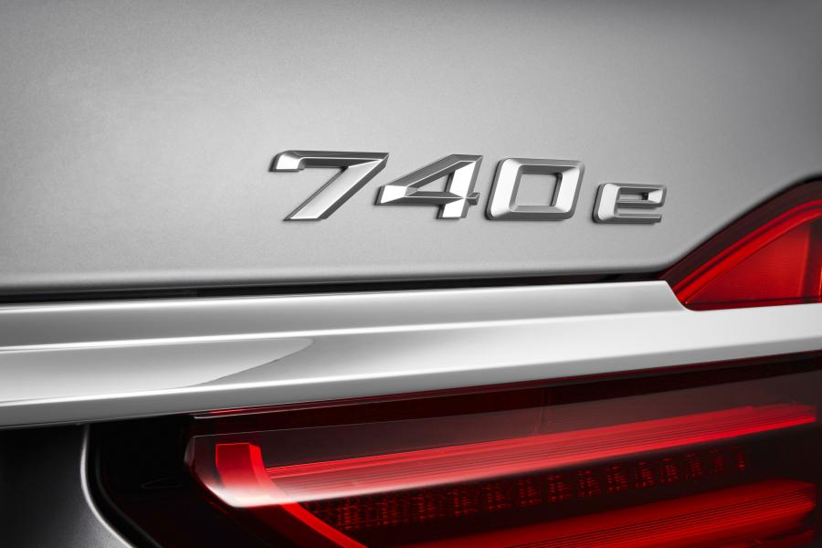 Логотип BMW 740e iPerformance (G11) 2016 года  (WW) (фото 8 из 17)